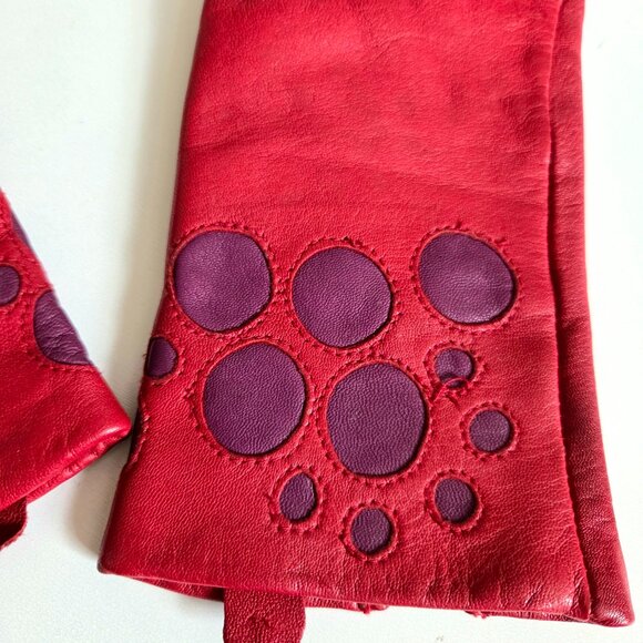 Redfish design red leather gloves with purple circles details. - Picture 4 of 8